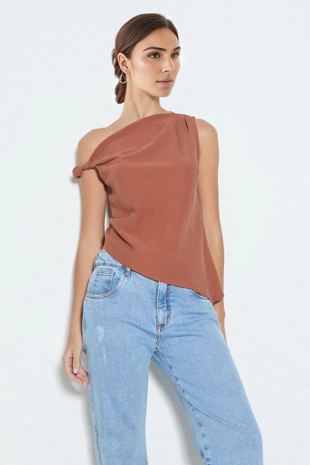 BLUSA UM OMBRO SO COM BARRA ASSIMETRICA E PREGAS LATERAIS