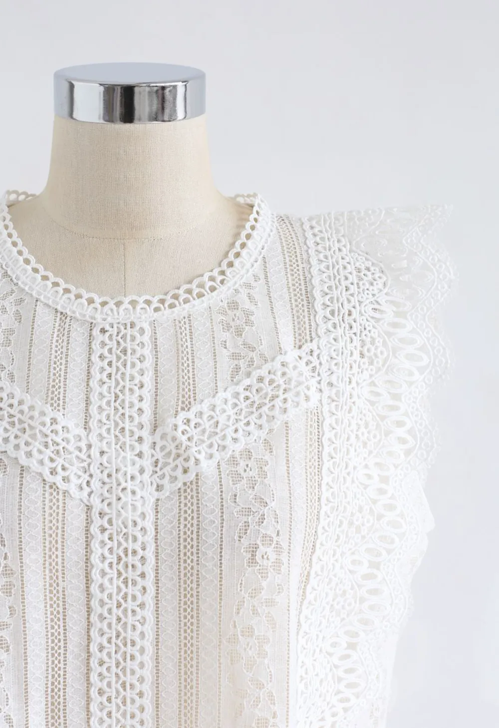 CROCHET TRIM SLEEVELESS LACE TOP IN WHITE