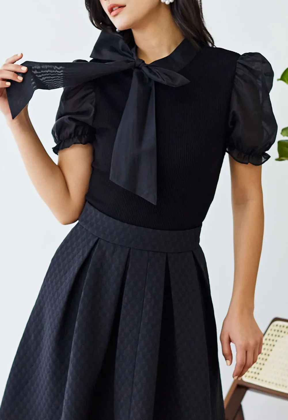 SHORT SLEEVE DETACHABLE BOWKNOT SPLICED KNIT TOP IN BLACK